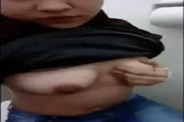 Ukhti Hijab Hitam Cantik Colmek Di Toilet